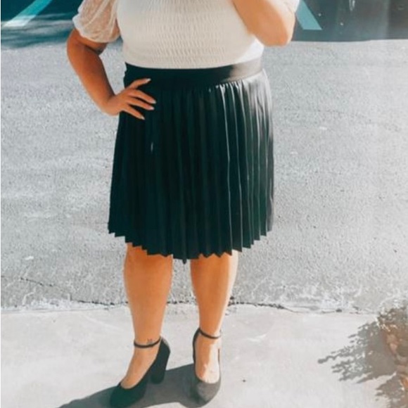NWT torrid Women’s Skirt Black Pleated Knee Length Size 5 5XL Plus Size NIP - Picture 4 of 5